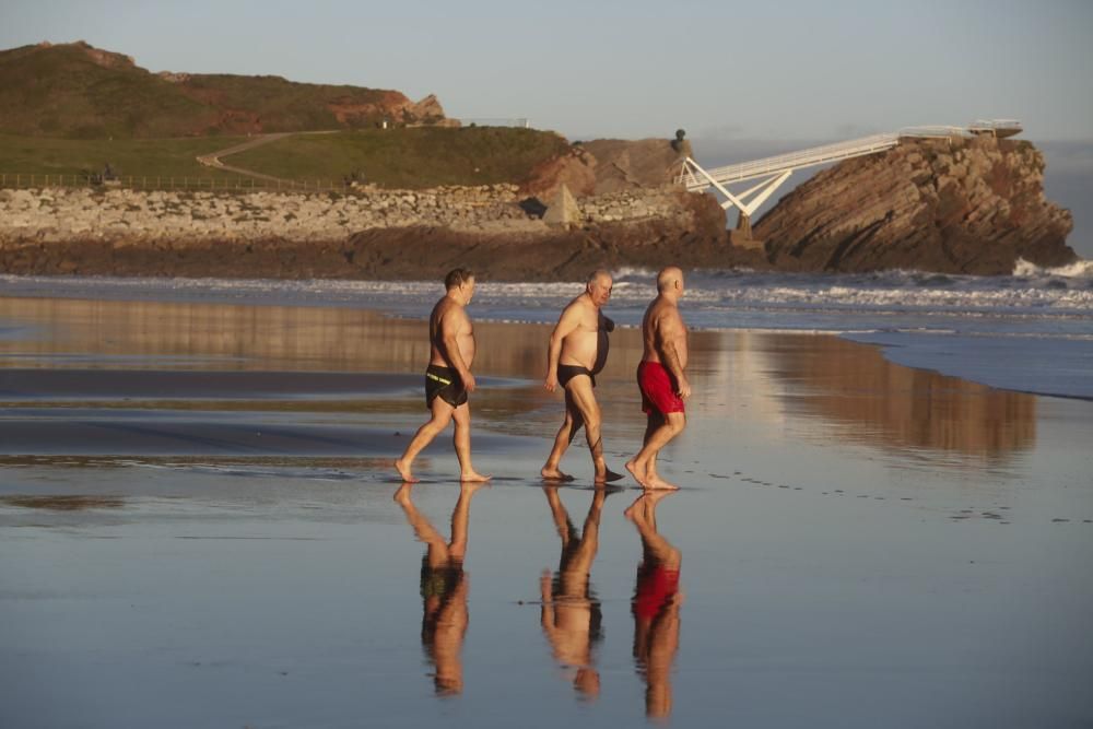 Bañistas en la playa de Salinas