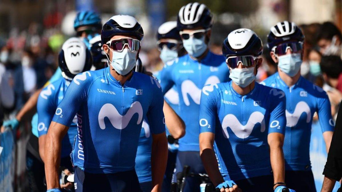 Los ciclistas del equipo Movistar llevan máscaras protectoras antes de la octava etapa de la carrera ciclista del Giro de Italia 2020 a lo largo de 200 km desde Giovinazzo a Vieste