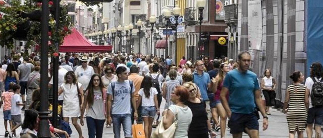 Gente caminando por Triana, en una imagen de archivo.