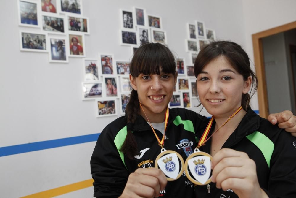 Las asturianas Aida Llada, de 14 años, y Andrea Mateos, de 19, campeonas de España de boxeo femenino