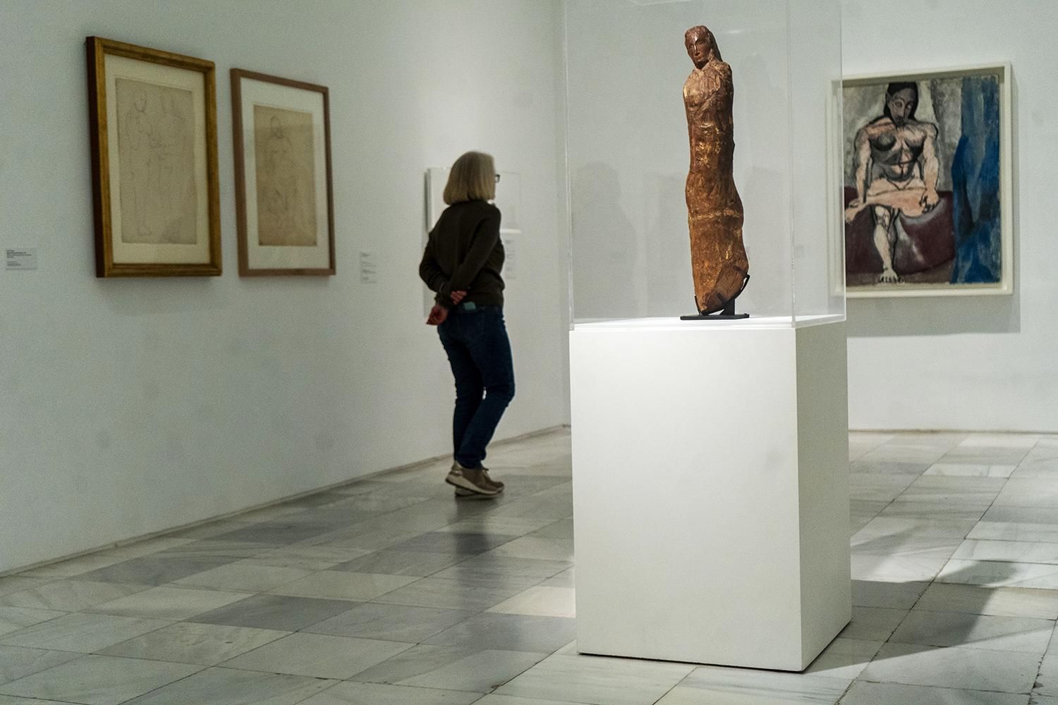 Talla de dona (Gósol, 1906), al centre, i estudi per a «Les demoiselles» al fons