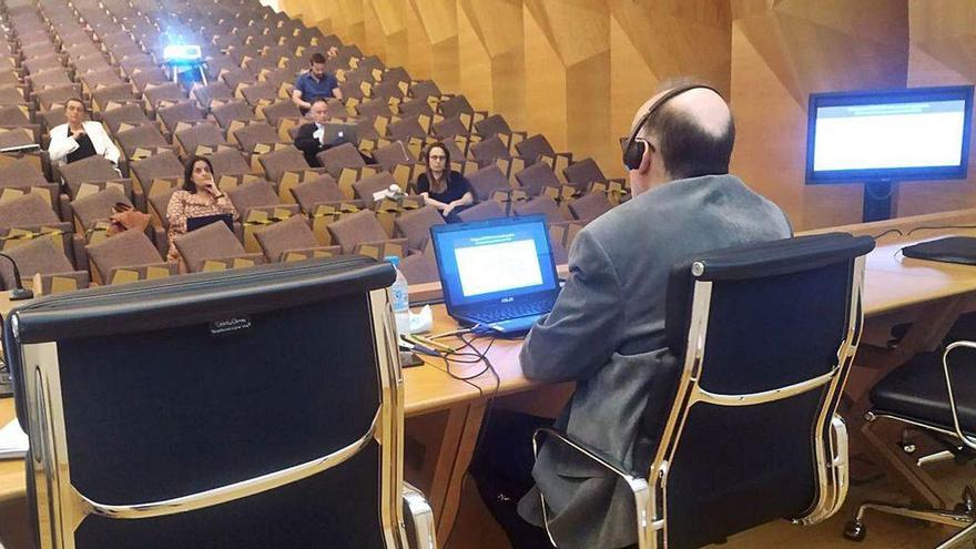 El rector Reigosa, de espaldas, presidió ayer un consello de goberno virtual y presencial.