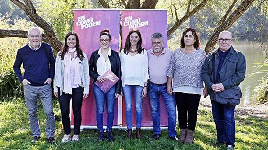 Els membres de la candidatura d&#039;En Comú Podem, ahir, al parc de les ribes del Ter de Girona.