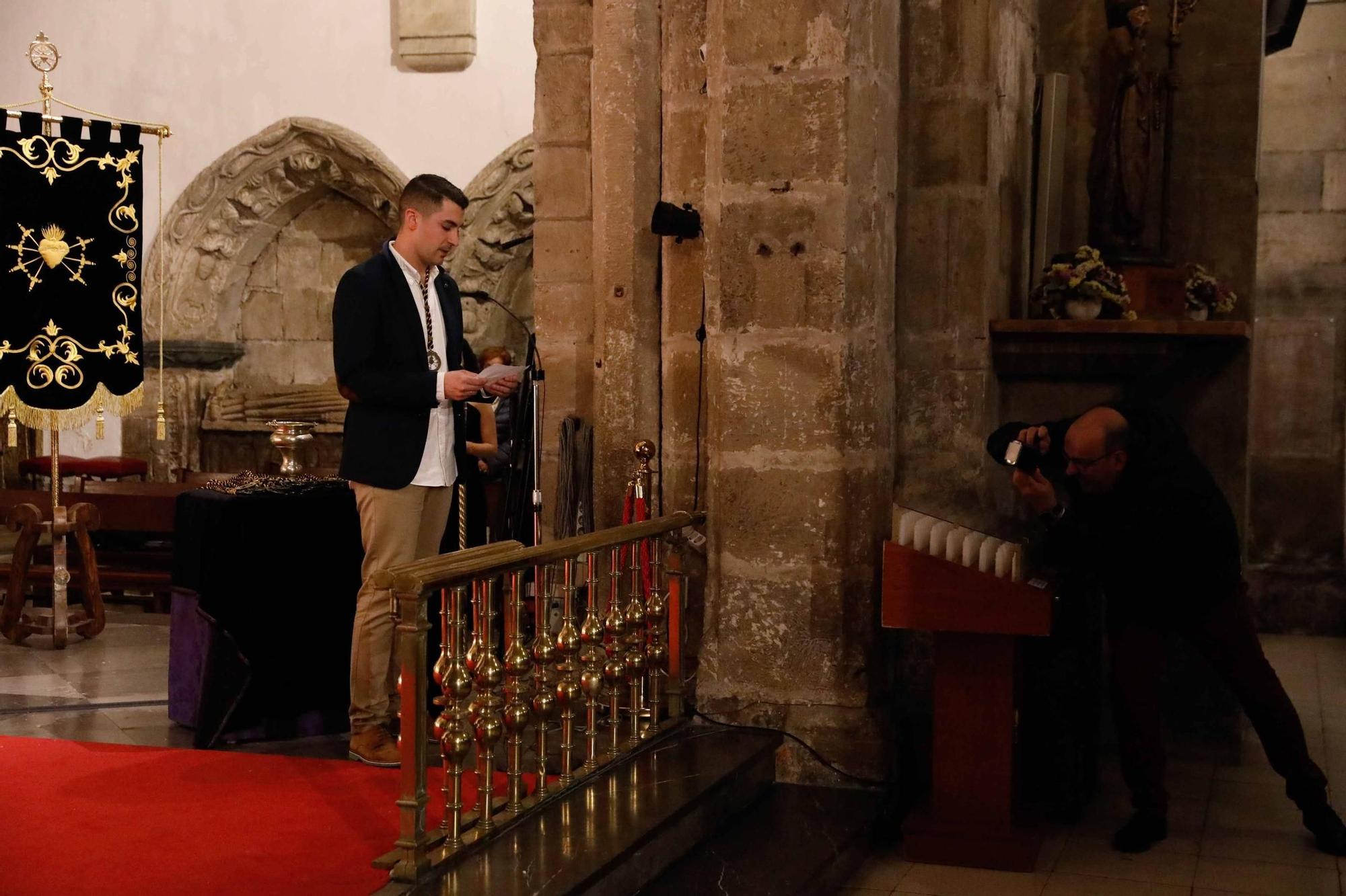 EN IMÁGENES: Los nuevos cofrades de Nuestra Señora de los Dolores en Avilés