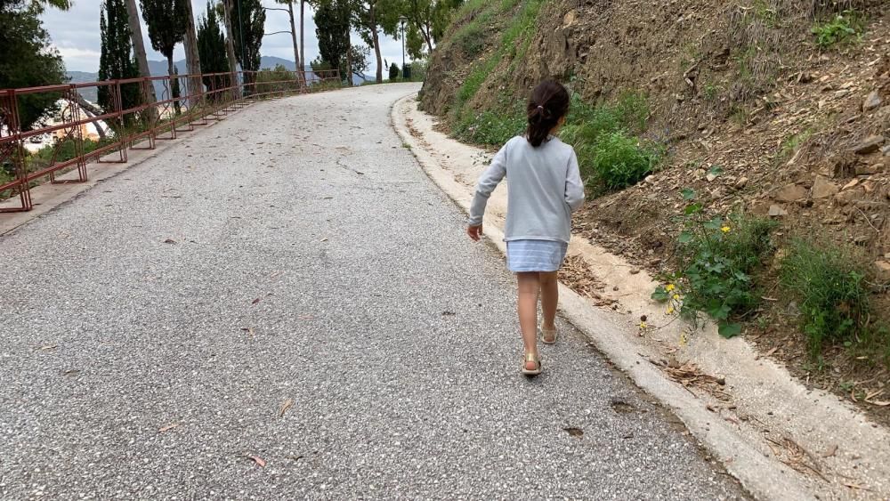Muchos padres han elegido el monte de Gibralfaro para dar su primer paseo con sus hijos tras más de un mes de confinamiento.