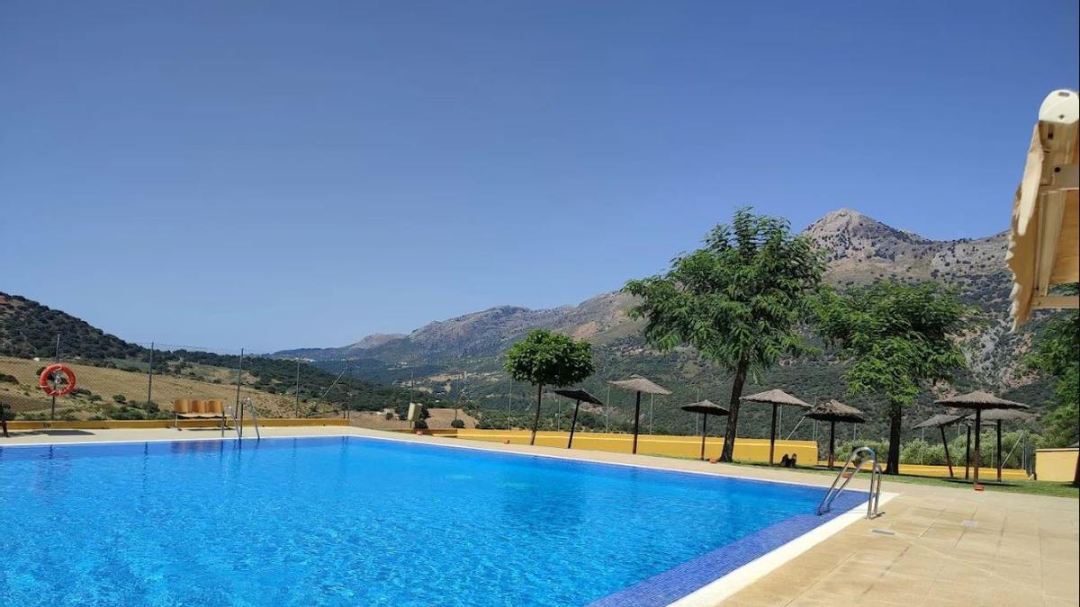 La piscina municipal de Jimera de Libar, una de las más bonitas y baratas de Málaga