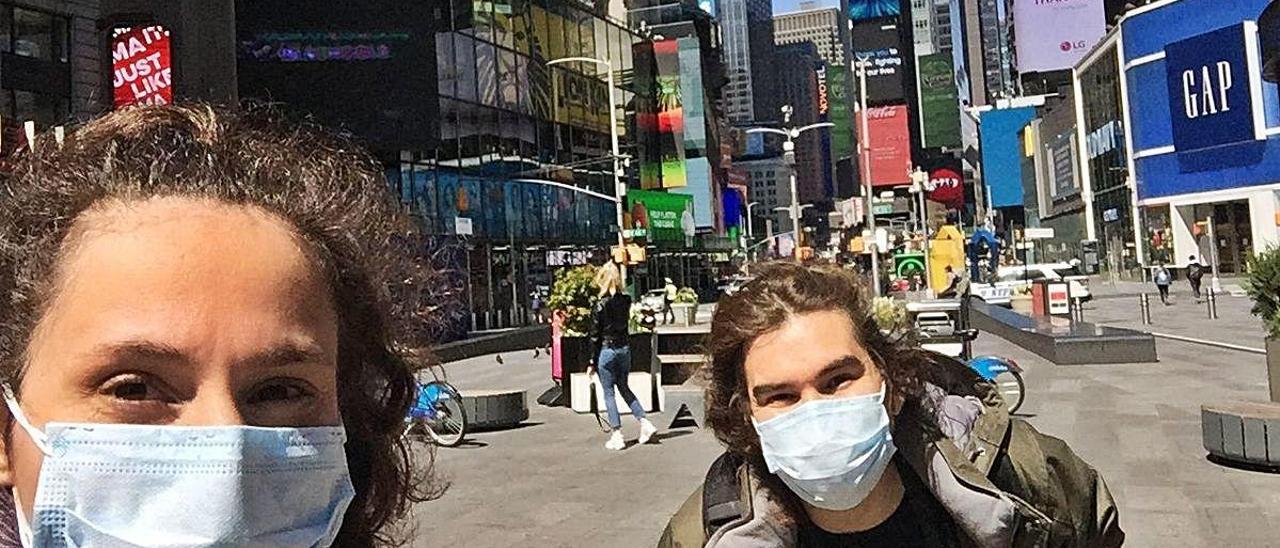 Vanessa Flores y su marido Guillem Santamaría en la famosa Times Square casi sin gente .