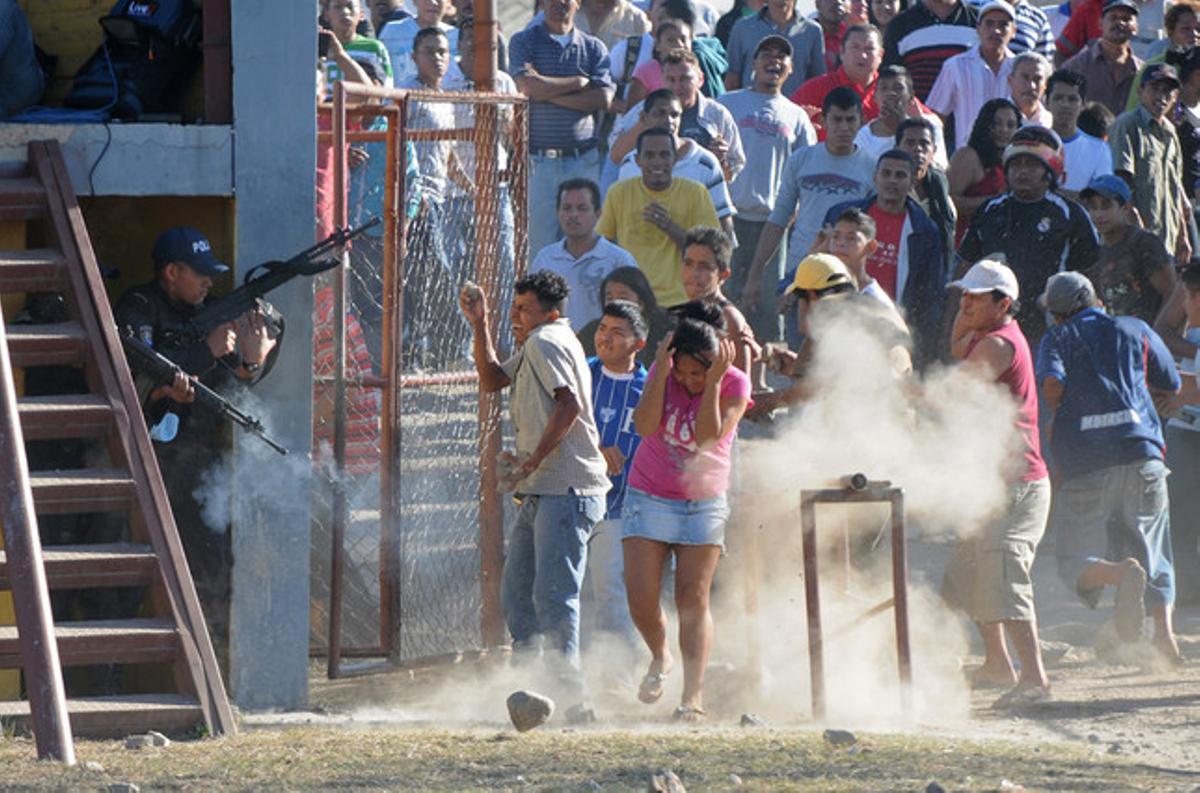 Els familiars dels afectats i ferits en l’incendi s’enfronten amb la policia fora de la presó.