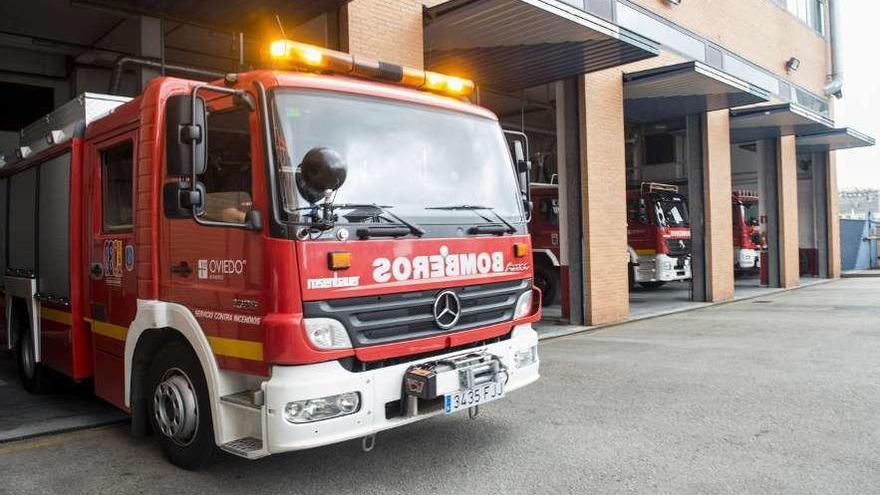 Camiones de bomberos en el cuartel del Rubín.