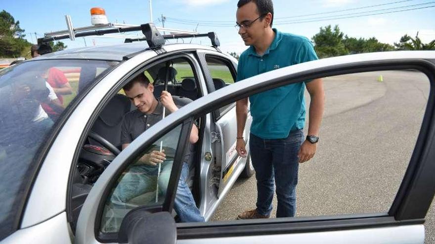 Un estudiante ciego pudo montarse en este coche que conduce solo, ayer, en Sanxenxo.