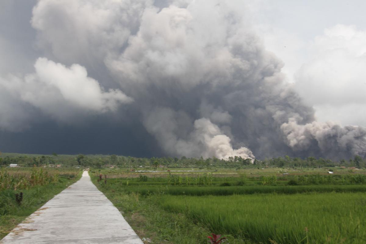 La isla de Java (Indonesia), en alerta por la erupción del volcán Semeru