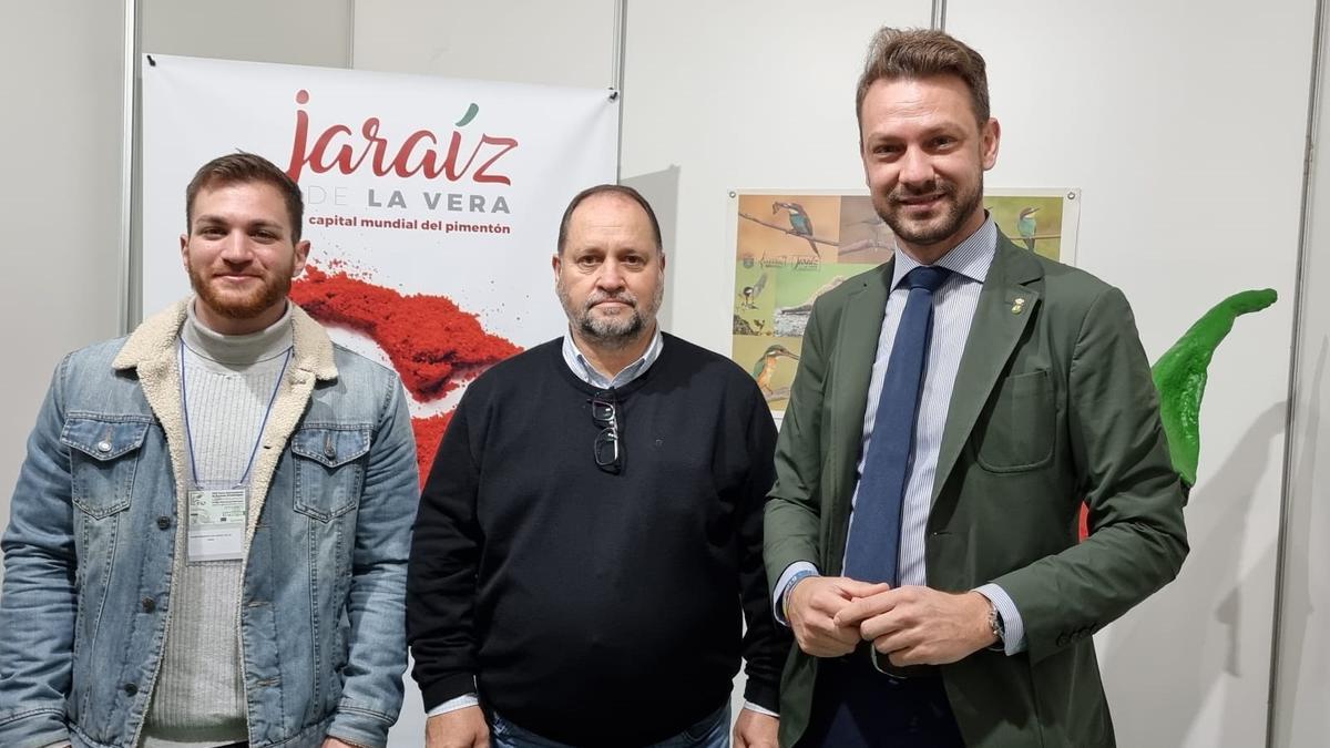 Javier,  área de Turismo, Juan Hannemman, concejal y Luis M. Núñez, alcalde.