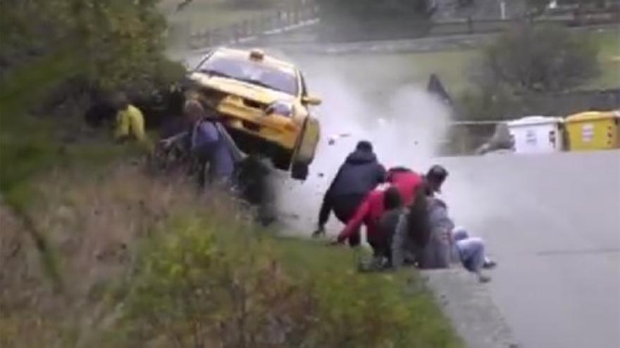 Milagro en el Rally d&#039;Aosta tras un espectacular accidente