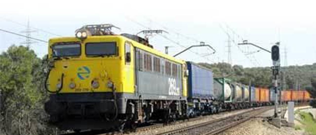Un tren de mercancías, circulando en Asturias.