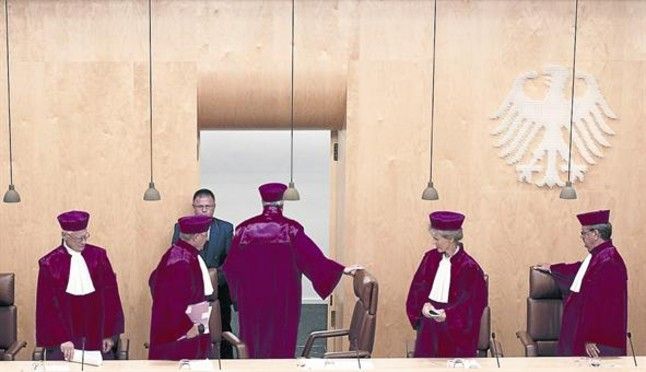 Magistrados del Tribunal Constitucional de Alemania, en una comparecencia en septiembre del 2012 en Karlsruhe.