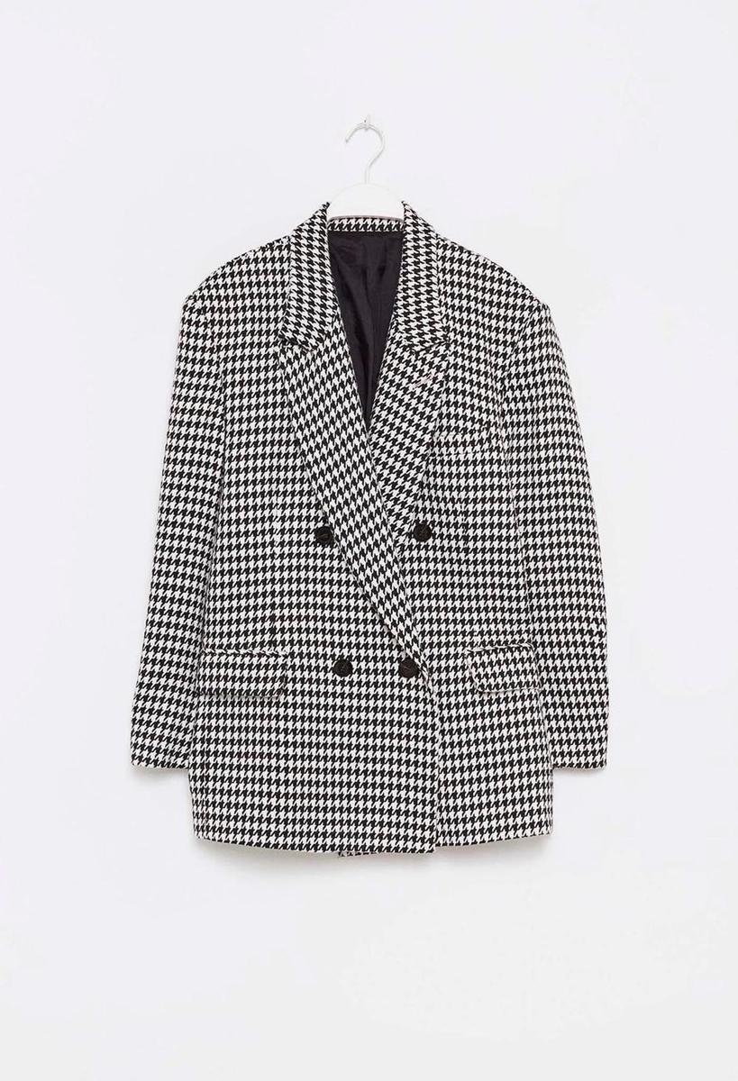 Blazer de pata de gallo de Sfera (Precio: 69,99 euros)