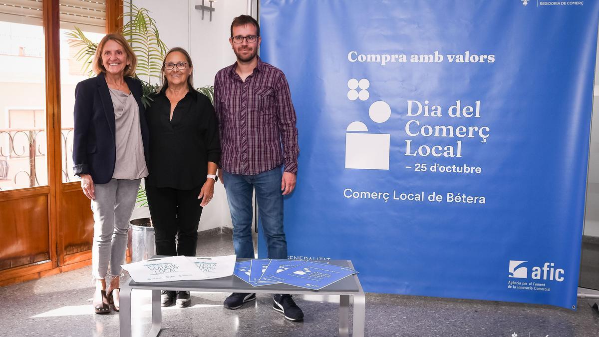 Alcaldesa, presidenta de los comerciantes y concejal de Comercio con la campaña de Bétera