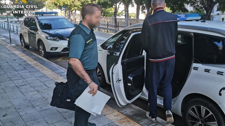 El presunto estafador detenido por la Guardia Civil en Calp.