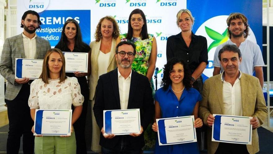 Imagen de los representantes de los equipos que han sido reconocidos en los Premios Fundación DISA.