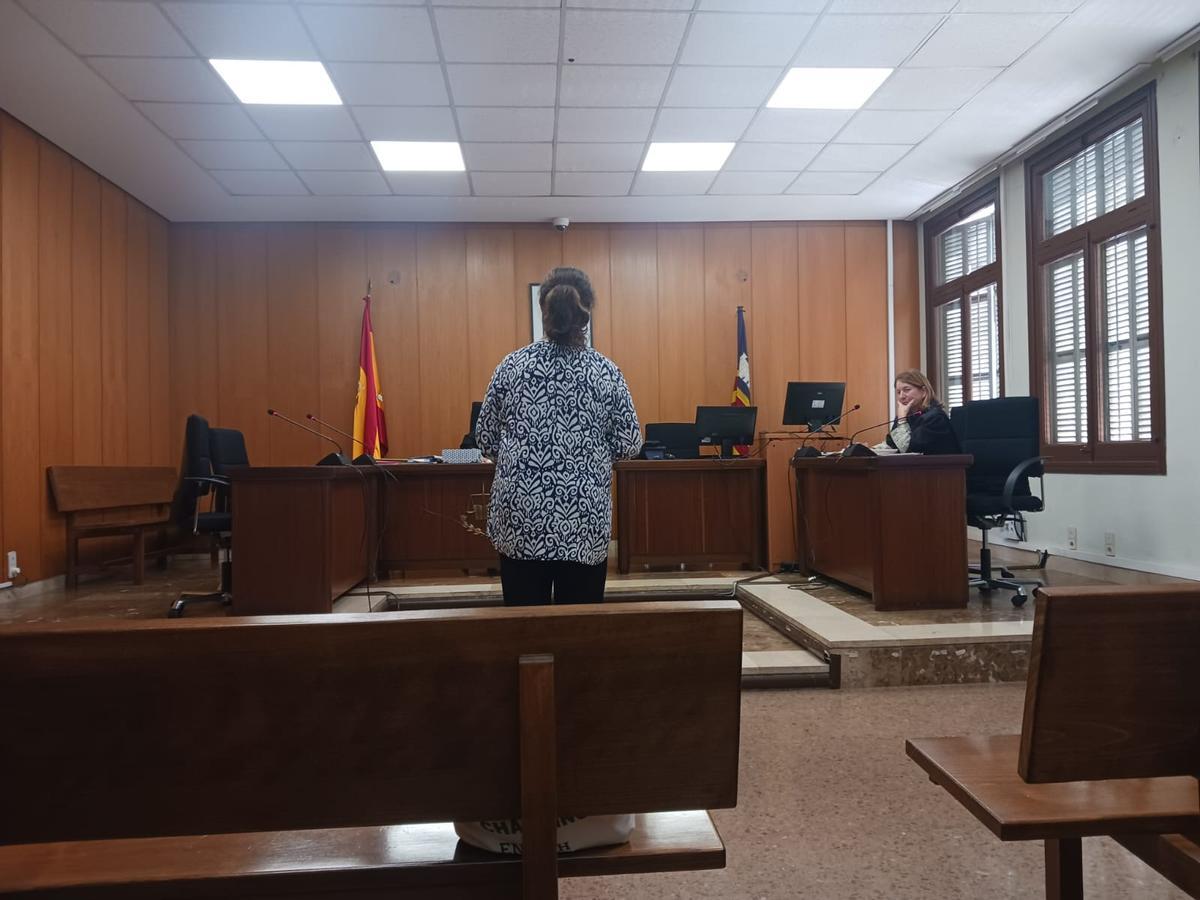 La mujer acusada, que ayer se declaró autora de un delito electoral, durante la vista oral celebrada en Palma.