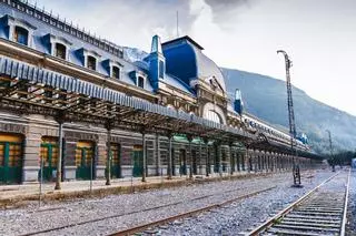 La estación de tren más bonita del mundo está en España y se llama "el Titanic de los Pirineos": 241 metros de fachada y columnas de mármol