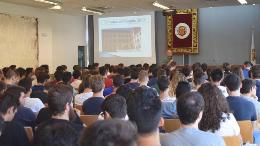 El director ha recibido a los nuevos alumnos en el salón de actos