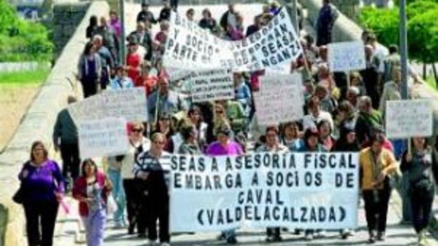 Los socios de Caval protestan frente a la asesoría del exgerente por los embargos