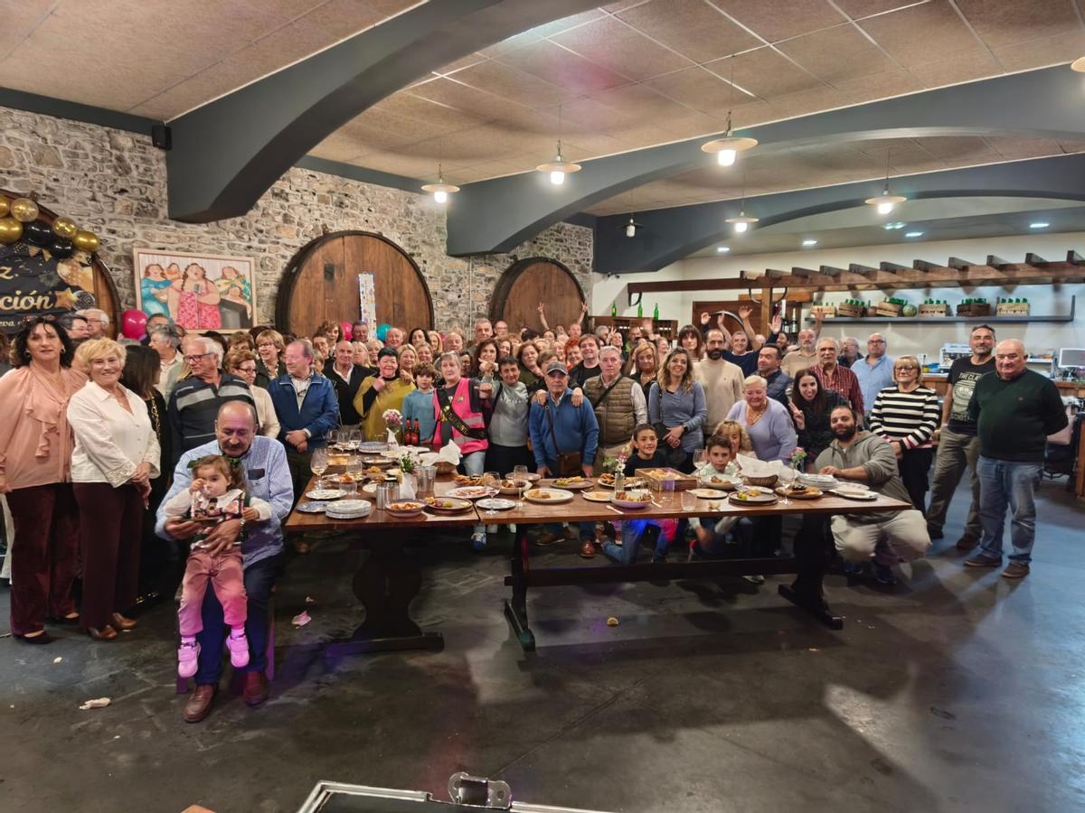 Foto de familia de los asistentes a la fiesta sorpresa.