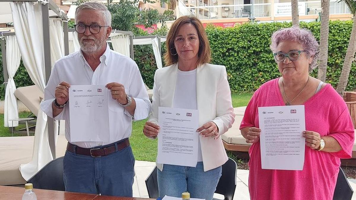 Die neue Bürgermeisterin von Alcúdia, Fina Linares (PP, Mitte) neben dem Vox-Gemeinderat Juan Sendín und der Kandidatin der Unió per Alcúdia, Carme García.