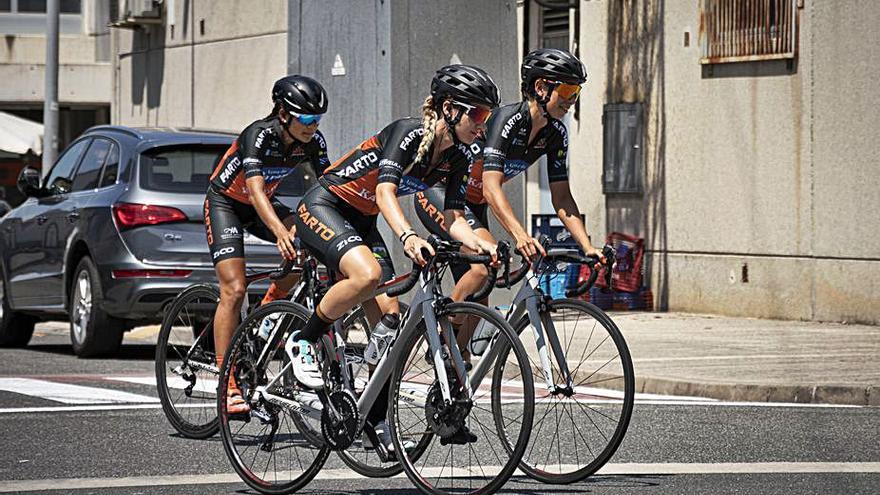 Parte del equipo ciclista en un entrenamiento. |  // FDV