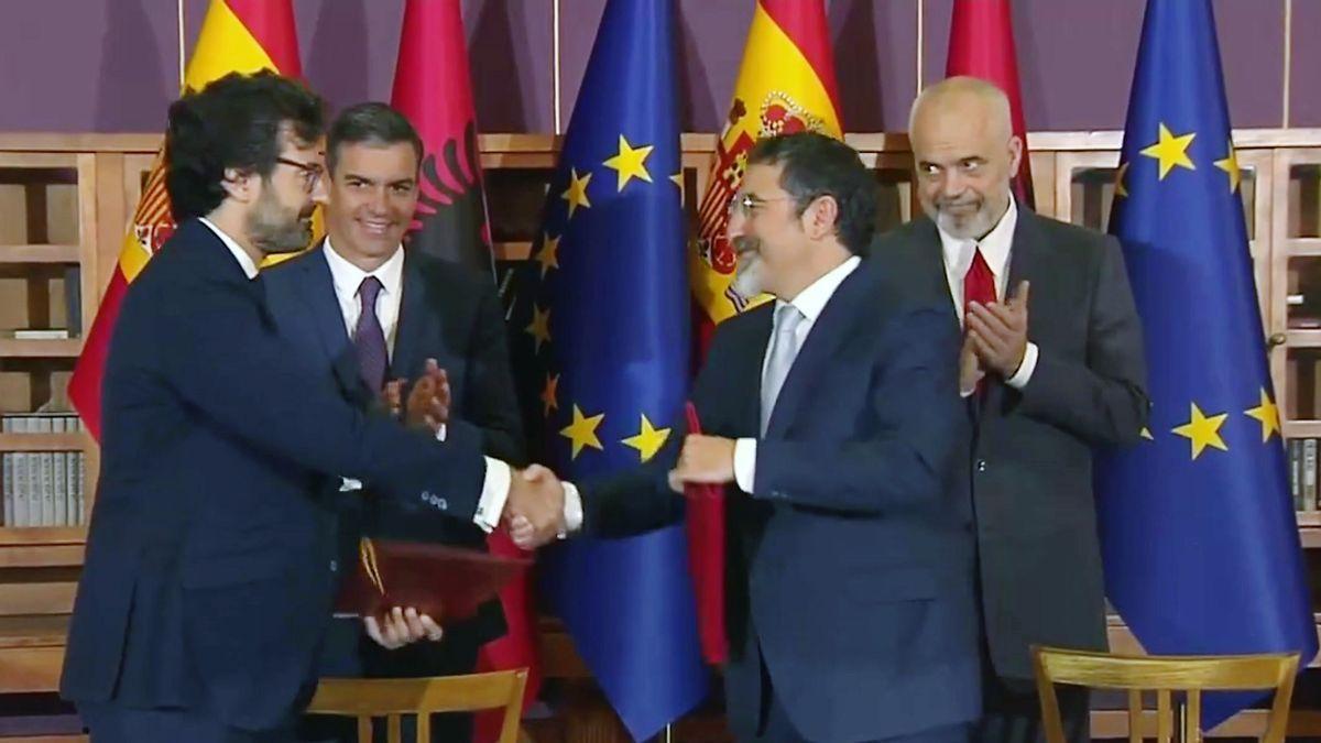 Pedro Sánchez, recibido con honores en Albania