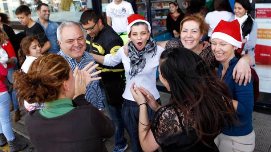 Vecinos de Granadilla, de celebración en una de las gasolineras en las que se vendió el segundo premio.