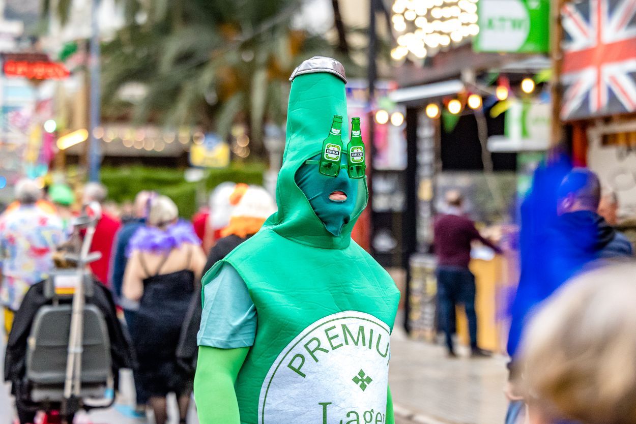 Los británicos desafían a la lluvia y celebran su "Fancy Dress Party" en Benidorm