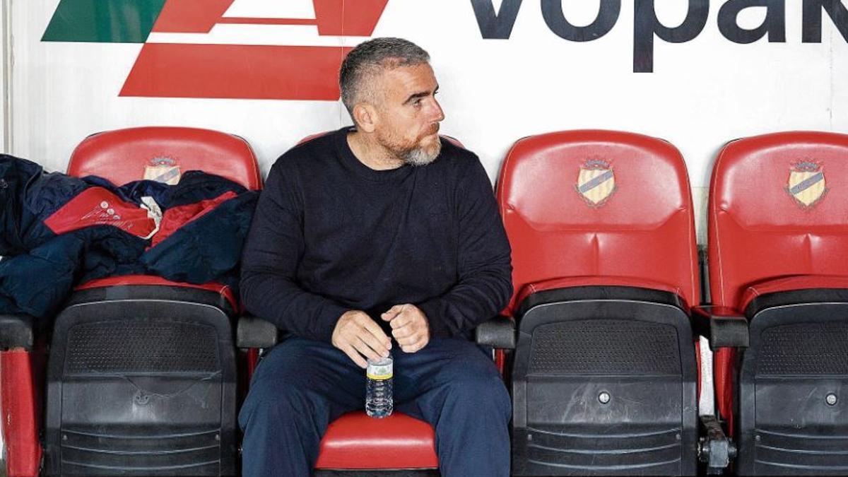 Javi Rey, en el banquillo del Nou Estadi