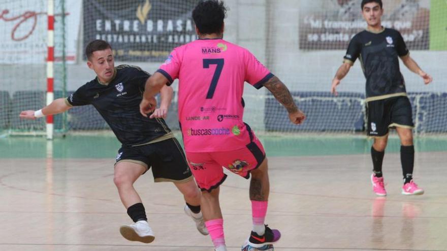 Una acción de un duelo anterior del ADFS Bueu. | Santos Álvarez