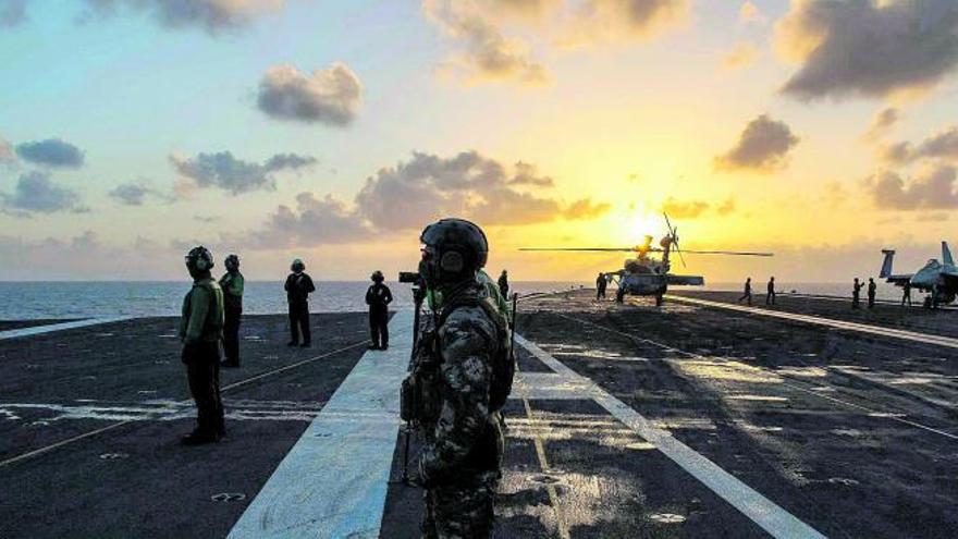 Los militares al anochecer en la cubierta del portaeronaves ‘USS Dwight D. Eisenhower’, durante las maniobras militares conjuntas con Marruecos.