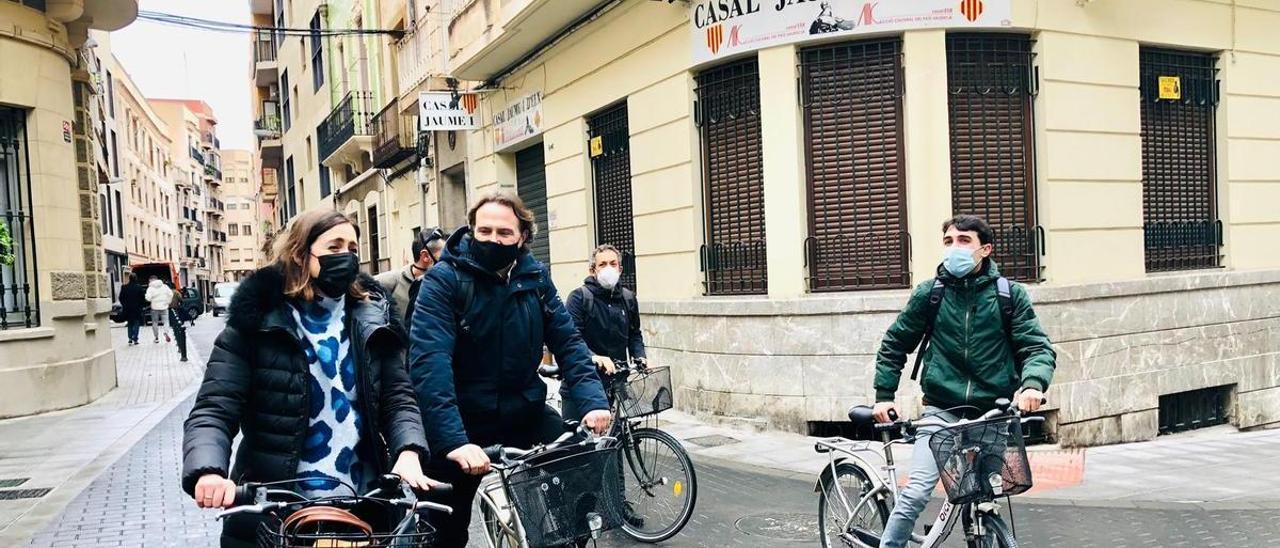 La edil de Movilidad y su homólogo de València, en bici en una plataforma única