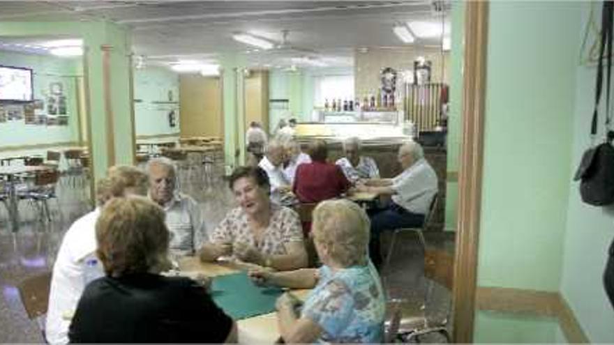 Un grupo de pensionistas en una asociación de la tercera edad de Castelló.