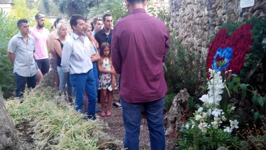 Colocación de la placa en el cementerio de Bunyola al cumplirse un año de la muerte de David.