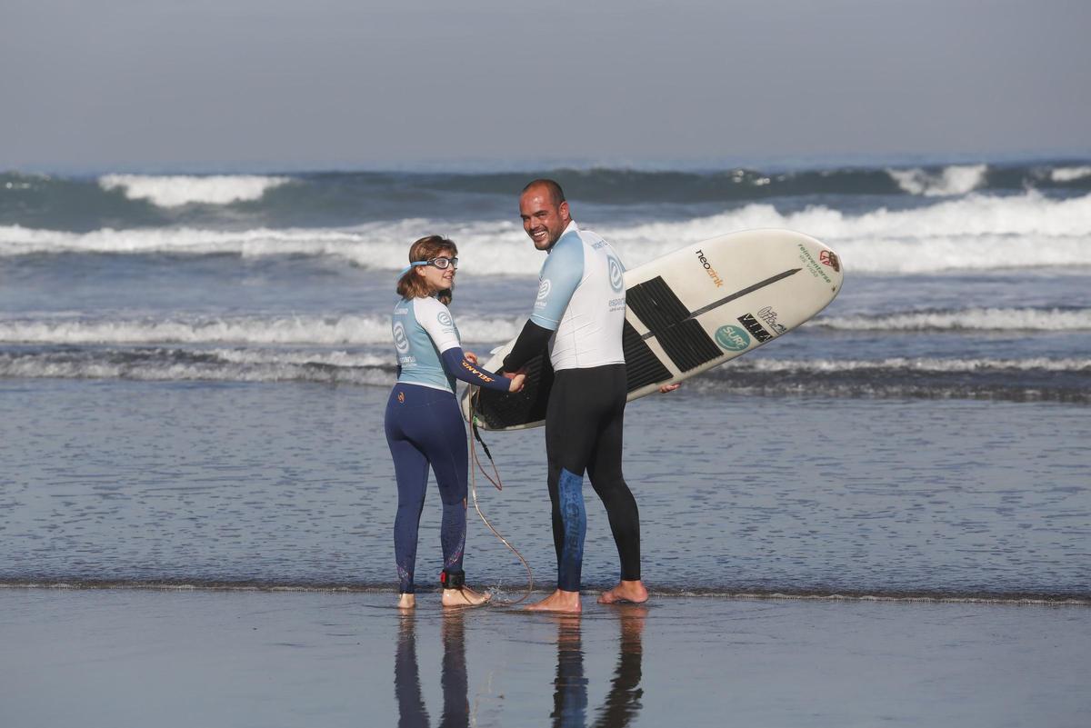 CARMEN LOPEZ, JOVEN INVIDENTE, Y SU MONITOR LUCAS GARCIA EN LA PLAYA DE SALINAS PRACTICANDO SURF