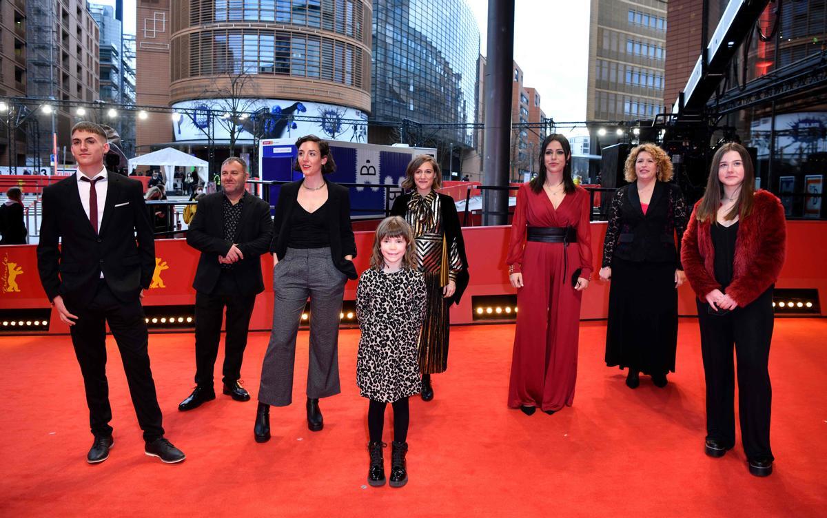 Carla Simón posa con algunos de los actores de Alcarràs en la Berlinale.