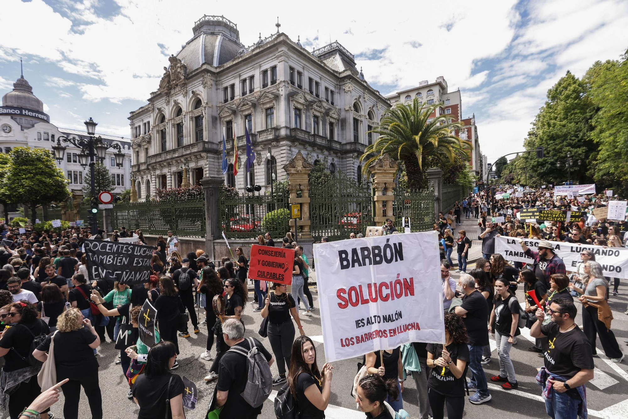 EN IMÁGENES: Cientos de profesores se manifiestan en Oviedo en la cuarta jornada de huelga