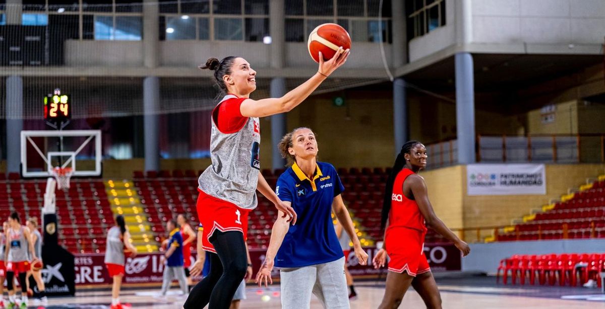 Alba Torrens realiza un tiro ante Laia Palau, ahora componente del cuerpo técnico.