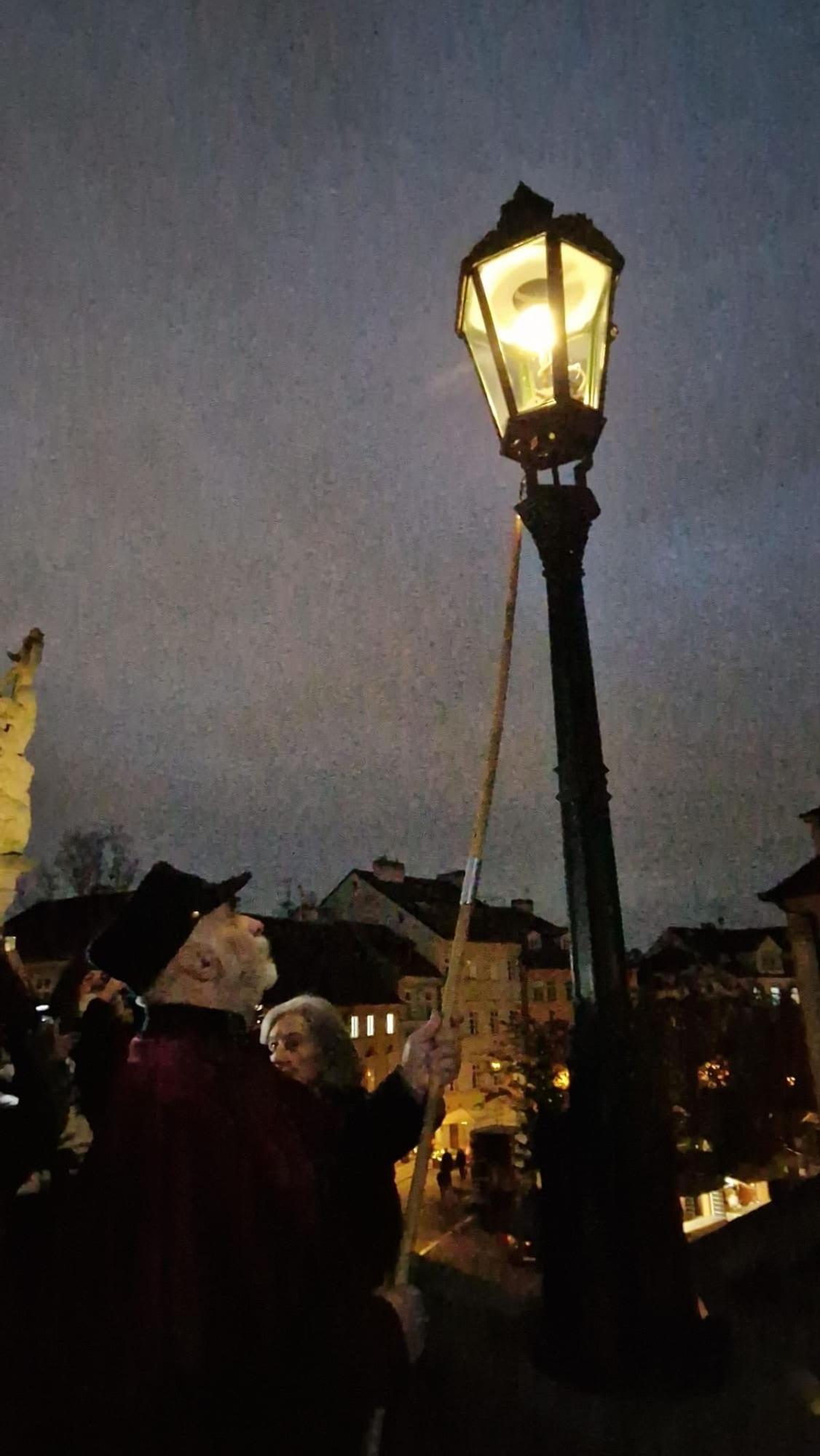 El farolero de Praga en acción.