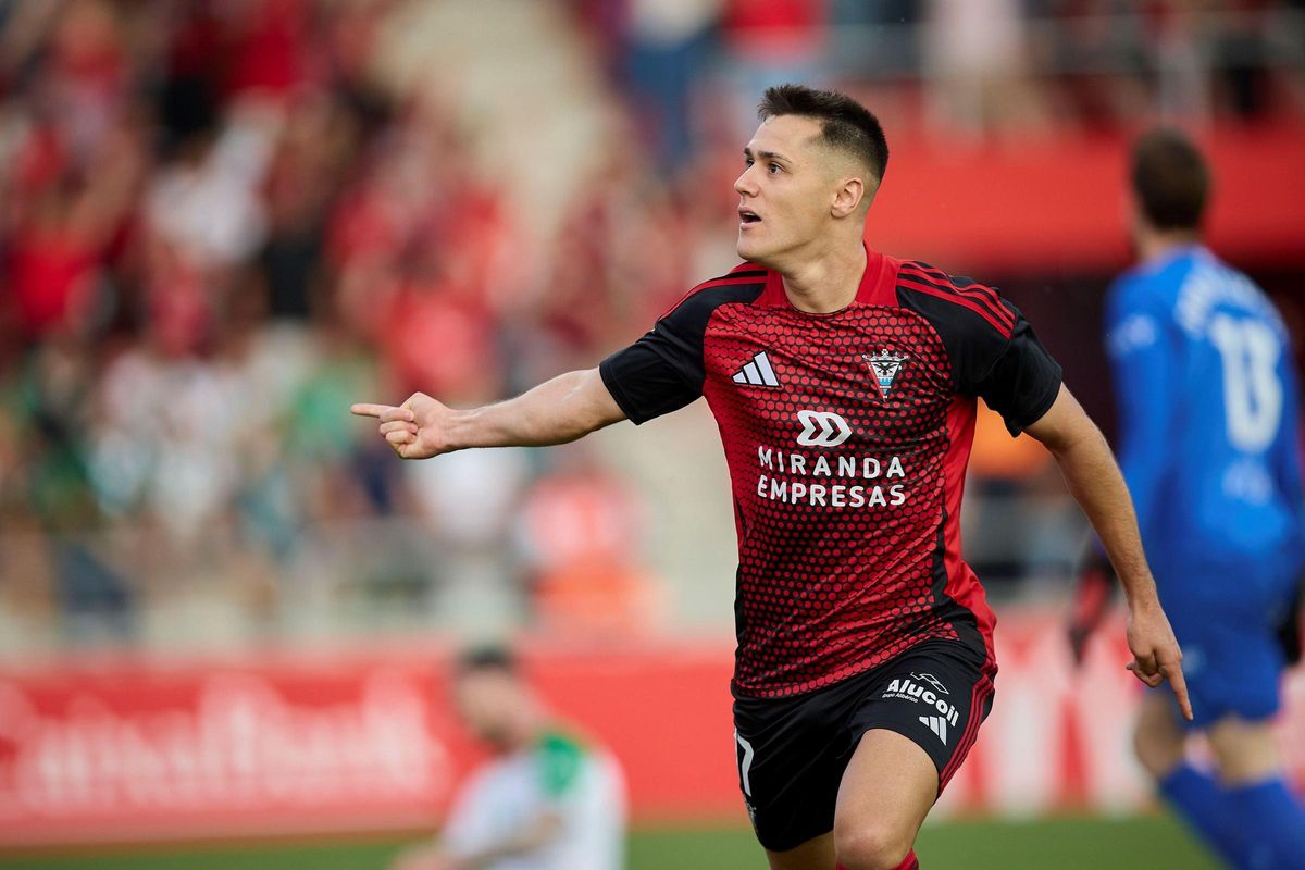 Izeta festeja el primero de sus dos goles al Racing de Santander.