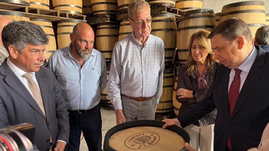 Luis Planas respalda en Montilla al sector tonelero