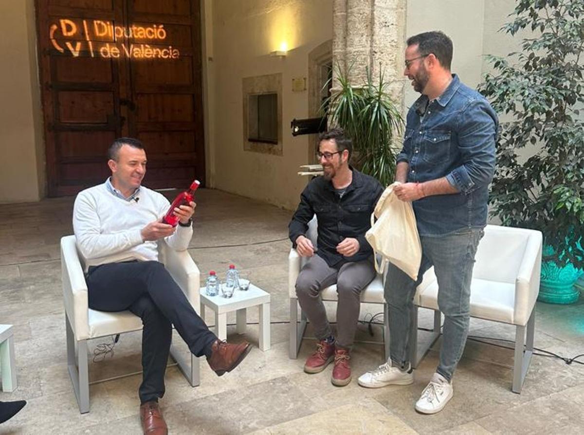 Mompó, con la pareja humorística Jajajers.