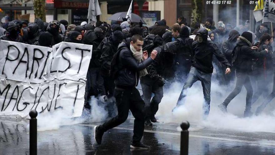 Manifestantes se enfrentan a la Policía en París. // Efe