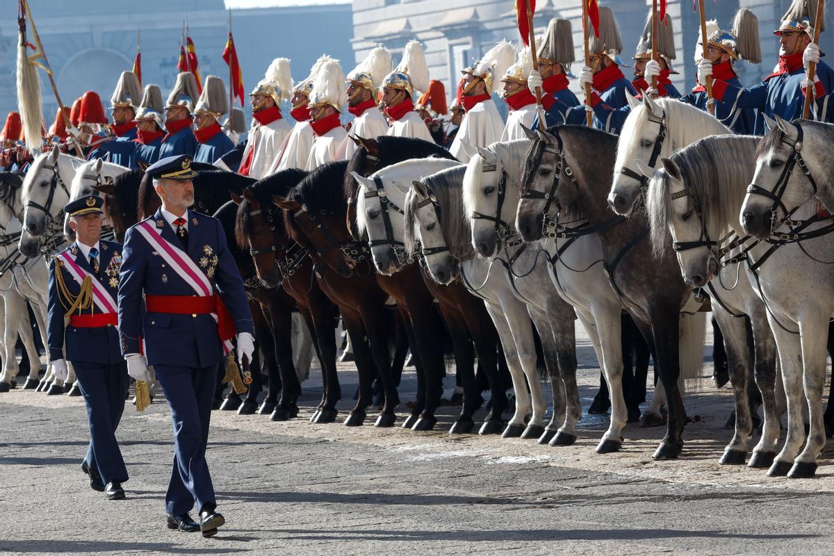 MADRID, 06/01/2023.- El rey Felipe VI pasa revista a las tropas durante la celebración de la Pascua Militar este viernes en la plaza de la Armería de Madrid, frente al Palacio Real. EFE/ Chema Moya / POOL