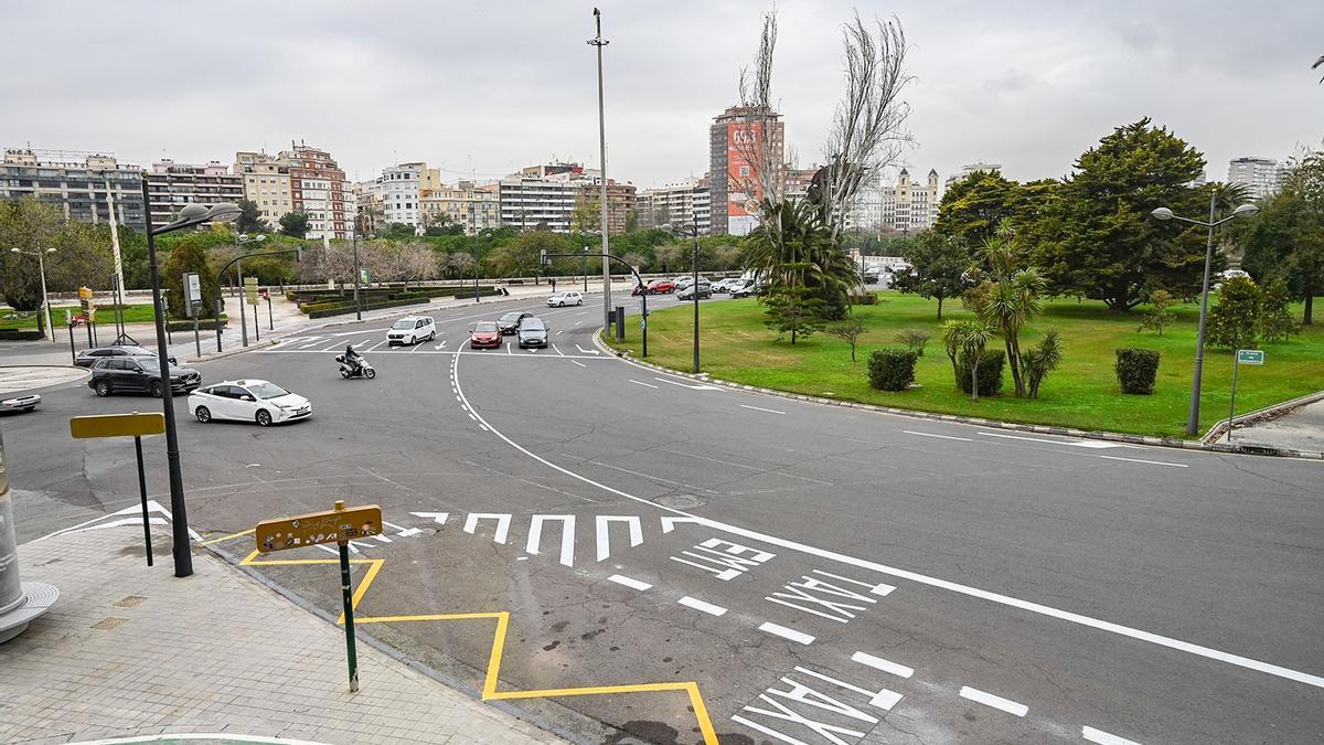 Carriles pintados en la rotonda de la Alameda